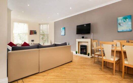 Spacious Central Apartment, Train Station Nearby