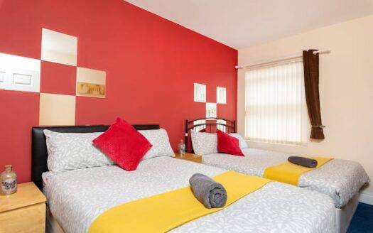 Spacious Central Apartment, Train Station Nearby