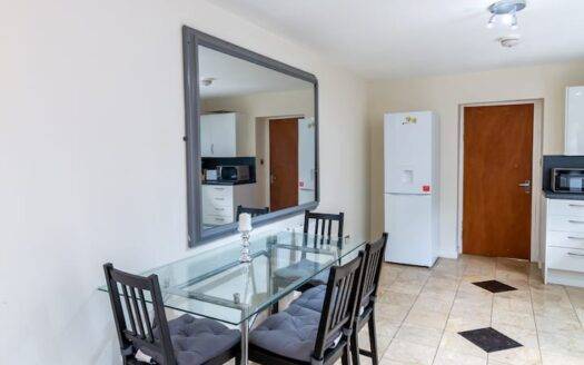 City Centre Spacious Apartment (Free Parking)